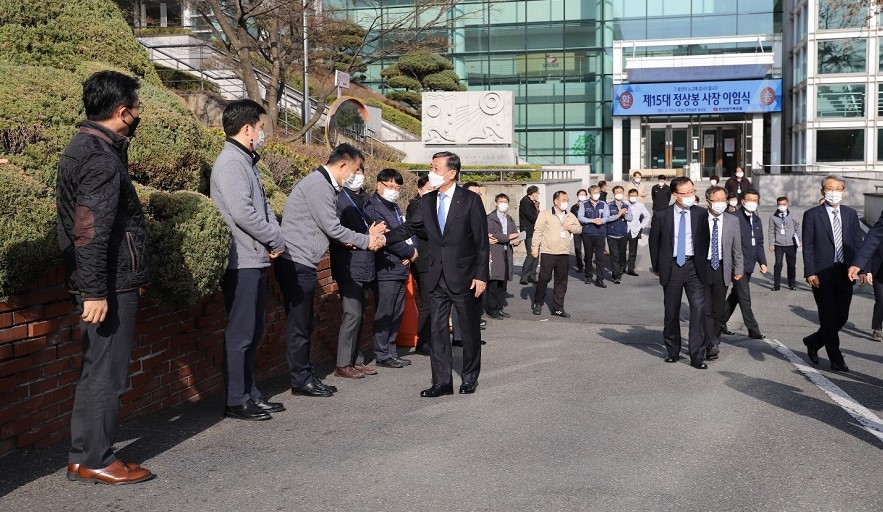 직원들과 악수하는 모습