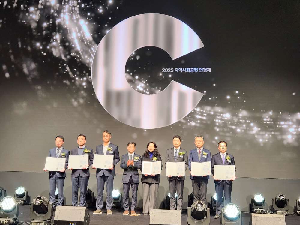 그림입니다.

원본 그림의 이름: 24-1 한전원자력연료가 보건복지부 장관 표창을 수상하고 있다..JPG

원본 그림의 크기: 가로 4000pixel, 세로 3000pixel

사진 찍은 날짜: 2025년 11월 25일 오후 10:54

카메라 제조 업체 : samsung

카메라 모델 : SM-S901N

프로그램 이름 : S901NKSS7FYG8

F-스톱 : 1.8

노출 시간 : 4831/128647초

ISO 감도 : 100

색 대표 : sRGB

